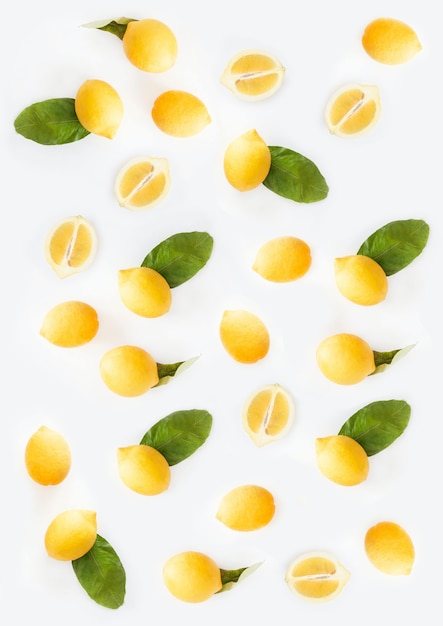 Hermosa ilustración vertical de limones con fondo blanco.