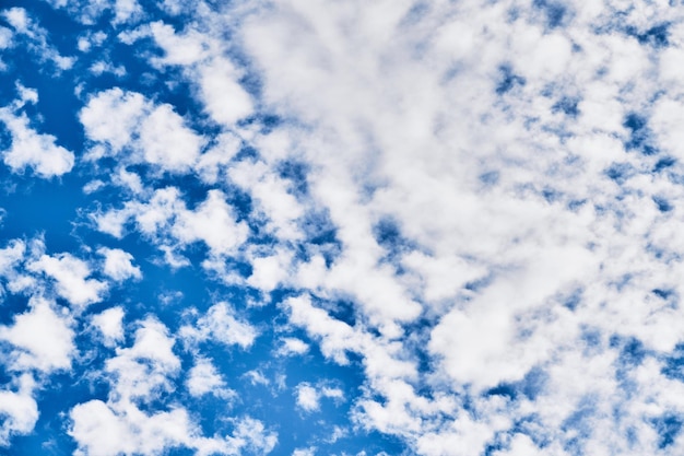 Foto gratuita hermosa imagen de cielo azul