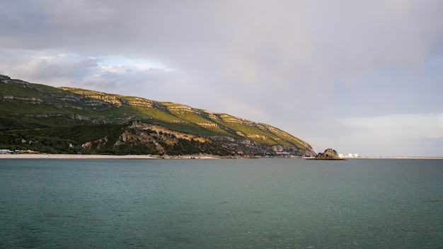 Hermosa imagen de una orilla del mar en el Parque Natural Arrabida