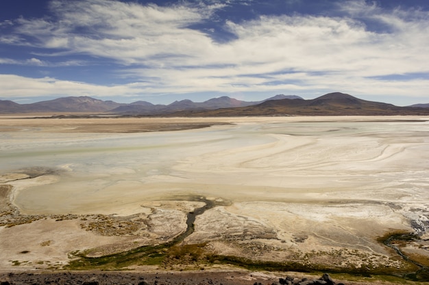 Hermosa imagen de tierra salada contra fascinantes montañas bajo el cielo azul