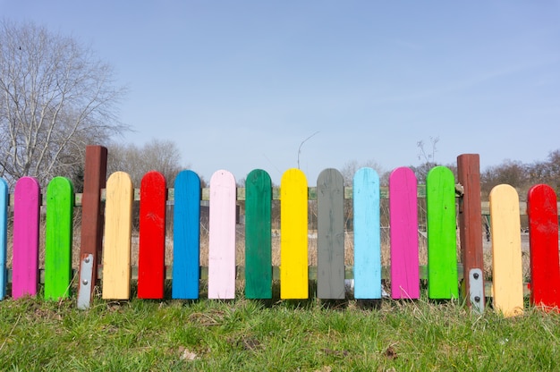 Hermosa imagen de valla de madera colorida con pasto