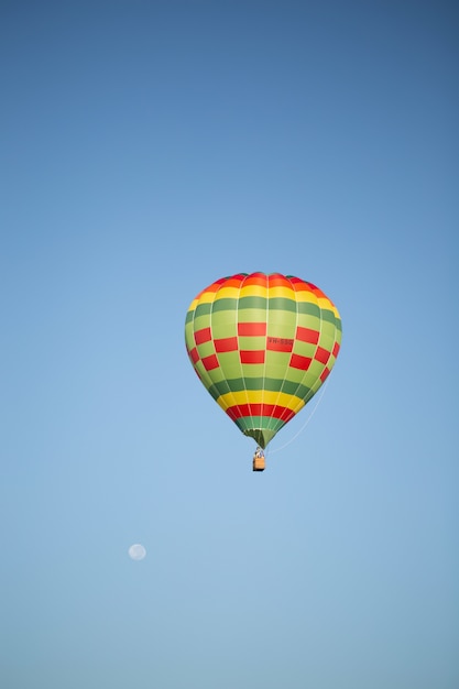 Hermosa imagen vertical de globo de aire caliente sobre el cielo azul limpio