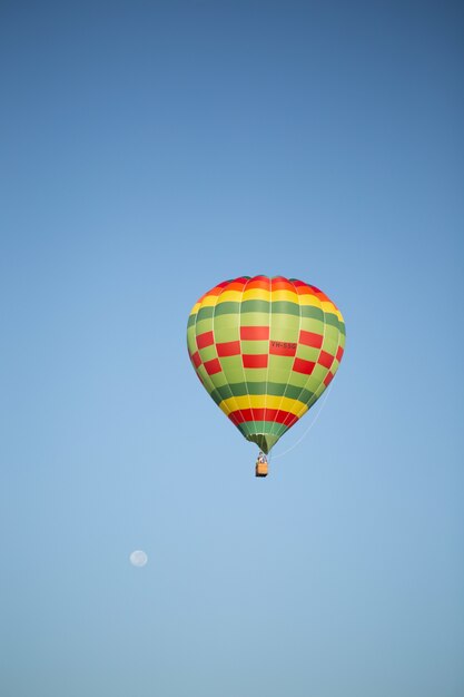 Hermosa imagen vertical de globo de aire caliente sobre el cielo azul limpio