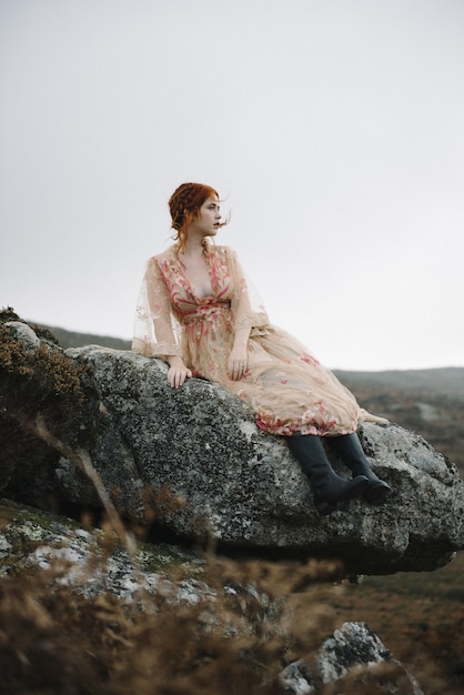 Foto gratuita hermosa imagen vertical de una hembra de jengibre con una piel blanca pura en un atractivo vestido rosa