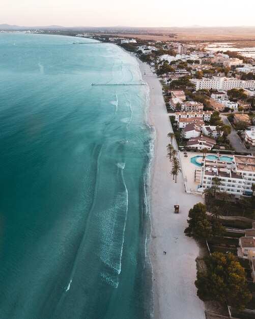 Hermosa imagen a vista de pájaro de una ciudad, una playa y un mar