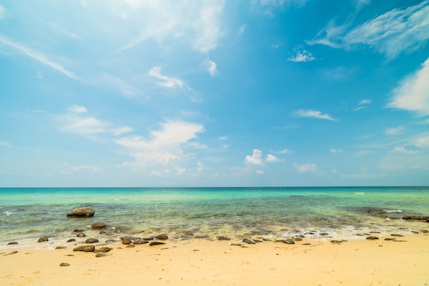 Hermosa isla paradisíaca con playa vacía y mar.