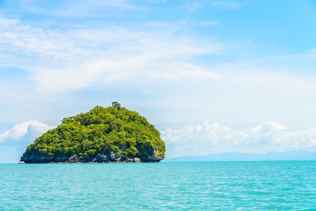 Hermosa isla tropical y el mar en Tailandia