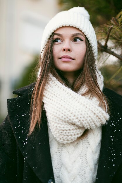 Hermosa joven apartar la mirada