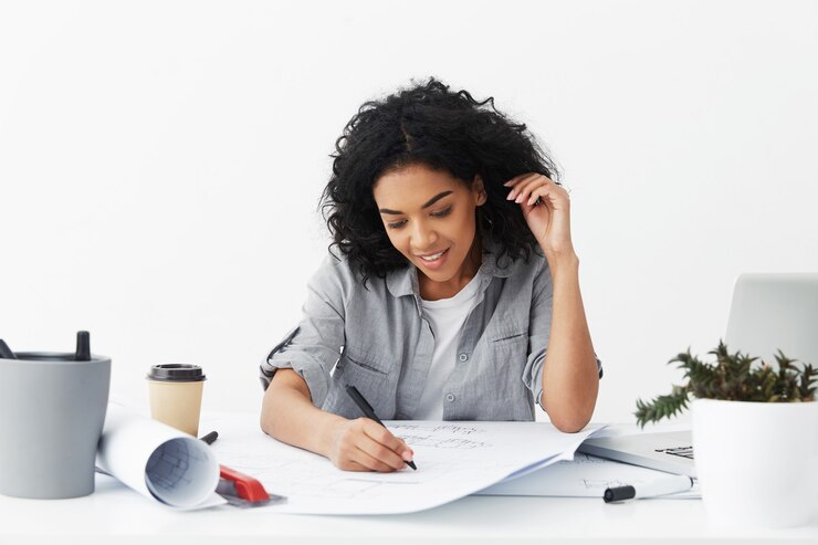 Foto gratuito hermosa joven arquitecto afroamericano con pelo rizado negro dibujo boceto con lápiz