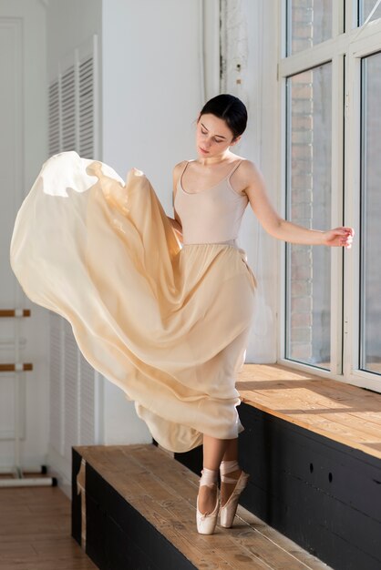 Hermosa joven artista de ballet bailando con gracia
