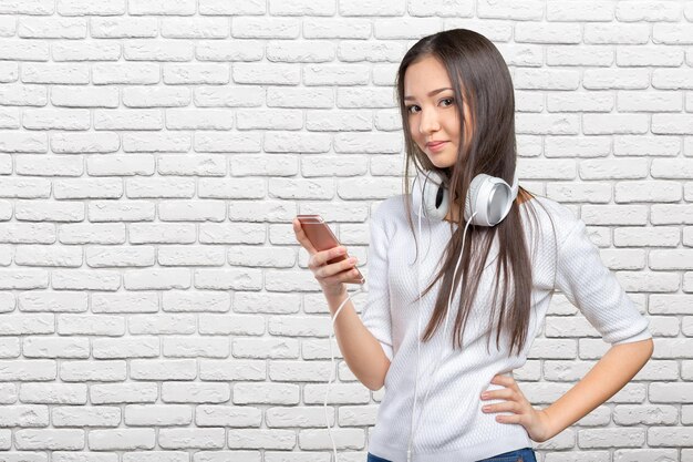 Hermosa joven asiática con auriculares