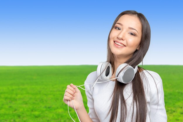 Hermosa joven asiática con un par de auriculares