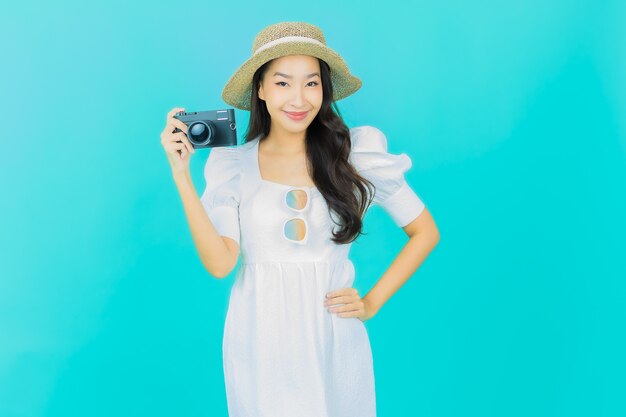 Hermosa joven asiática usa la cámara en azul