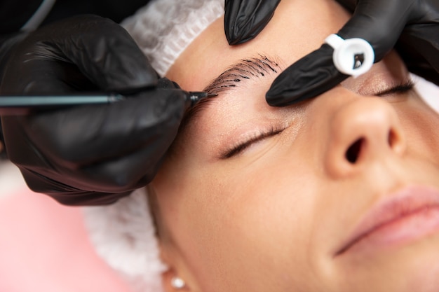 Hermosa joven atravesando un tratamiento de microblading