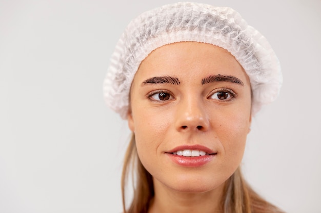 Hermosa joven atravesando un tratamiento de microblading