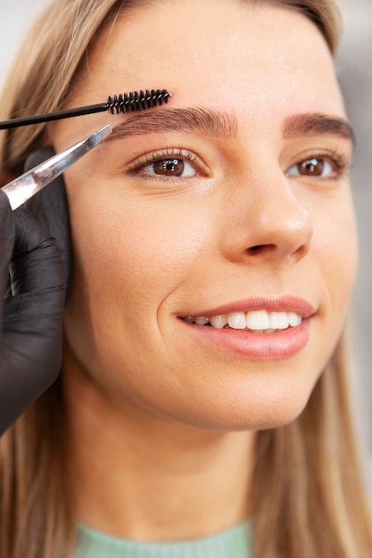 Foto gratuita hermosa joven atravesando un tratamiento de microblading