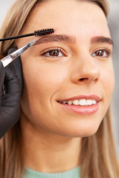 Hermosa joven atravesando un tratamiento de microblading