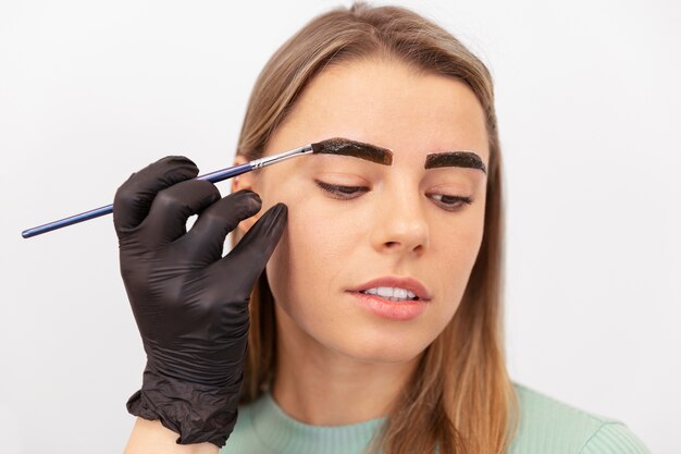 Hermosa joven atravesando un tratamiento de microblading