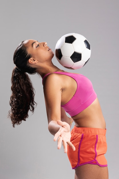 Foto gratuita hermosa joven con balón de fútbol