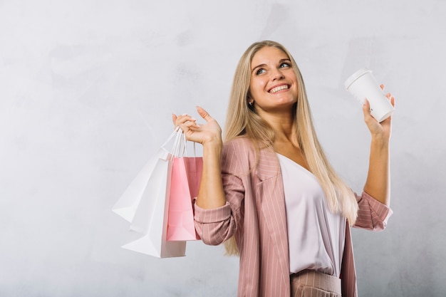 Hermosa joven con bolsas de compras