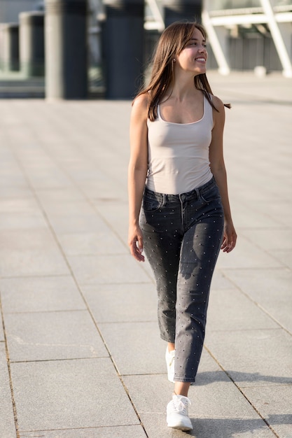 Hermosa joven caminando al aire libre