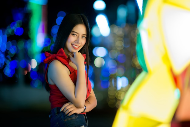 Hermosa joven caminando en la calle