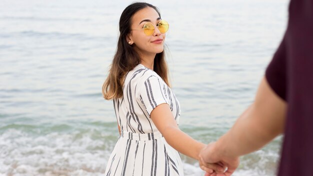 Hermosa joven caminando por la playa