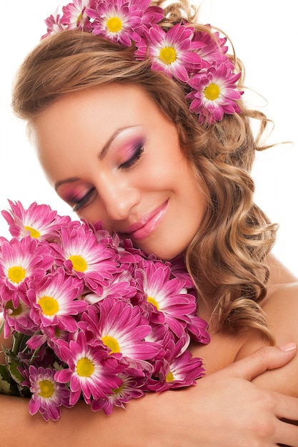 Foto gratuita hermosa joven caucásica con flores