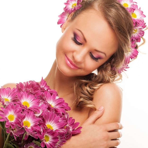 Hermosa joven caucásica con flores