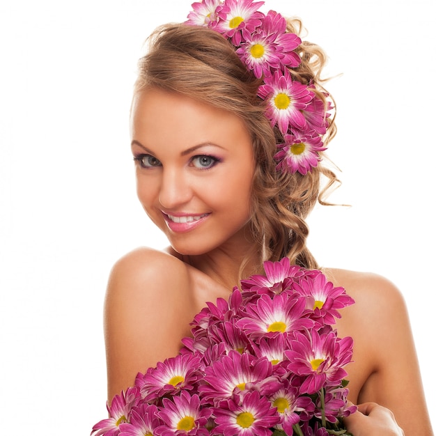 Hermosa joven caucásica con flores