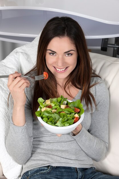 Hermosa joven comiendo alimentos saludables