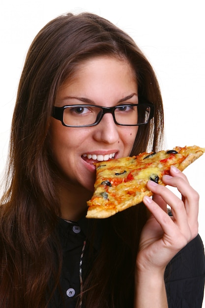 Hermosa joven comiendo pizza