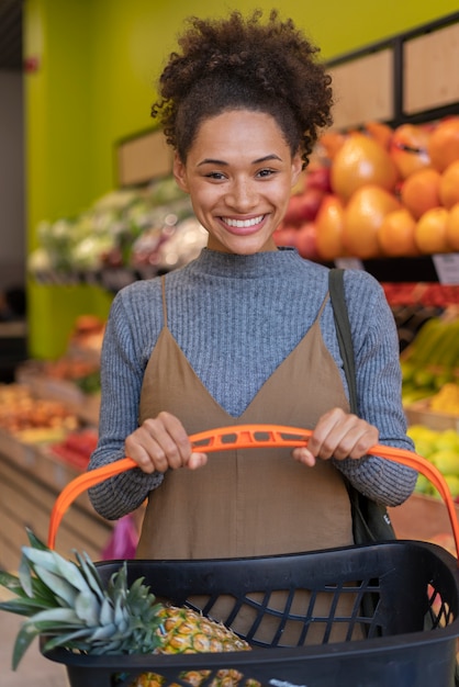 Foto gratuita hermosa joven comprando comida