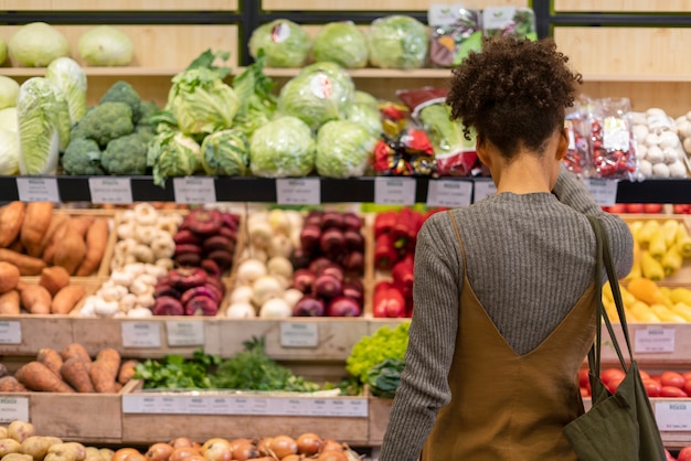 Foto gratuita hermosa joven comprando comida