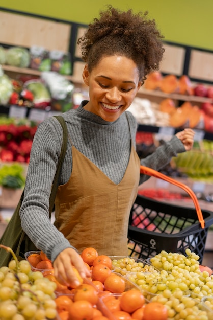 Foto gratuita hermosa joven comprando comida