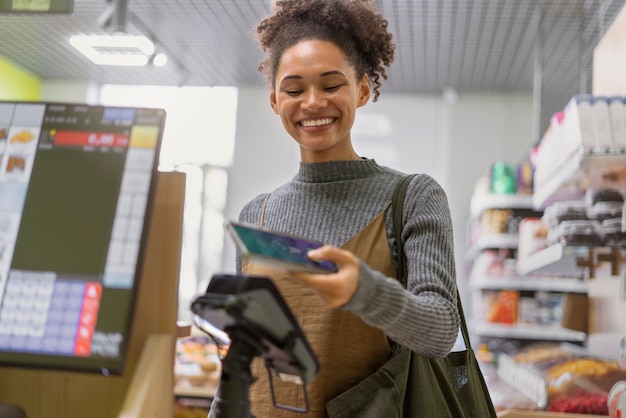 Foto gratuita hermosa joven comprando comida