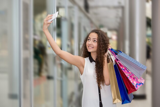 hermosa joven va de compras