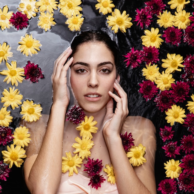 Hermosa joven disfrutando de baño de primavera