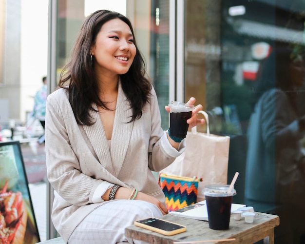 Foto gratuita hermosa joven disfrutando de un café