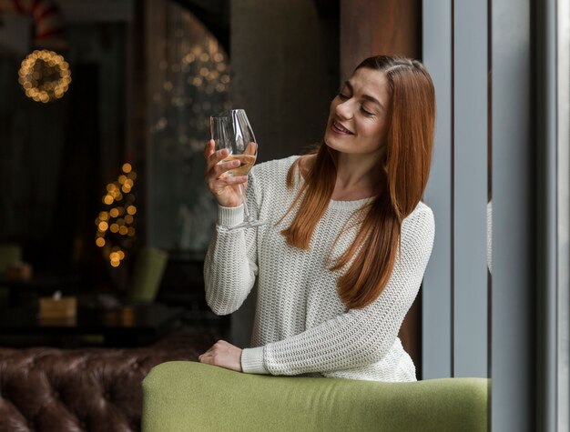 Hermosa joven disfrutando de copa de vino