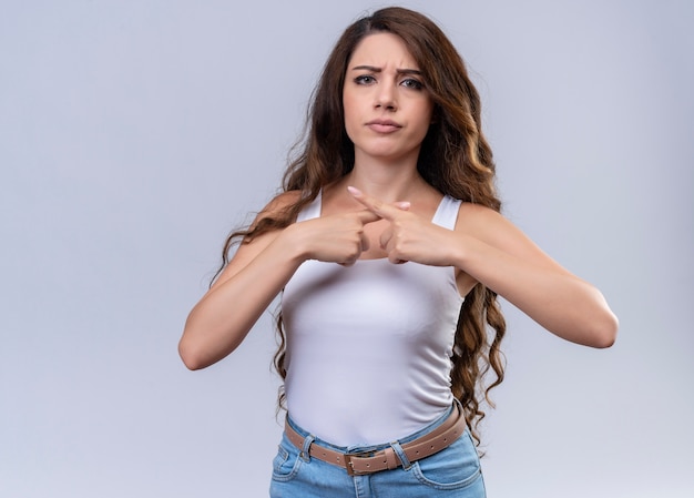 Hermosa joven disgustada gesticulando no en la pared blanca aislada