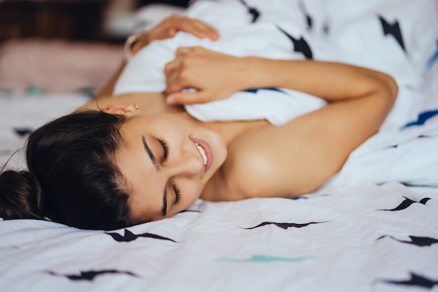 Foto gratuita hermosa joven está durmiendo