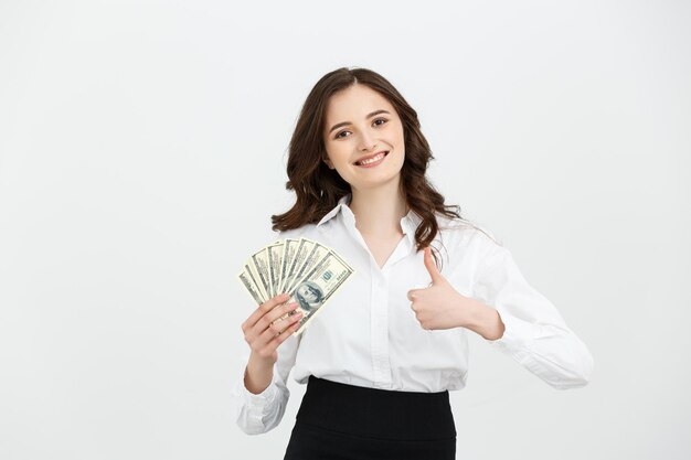 Hermosa joven empresaria con billetes de un dólar sobre fondo blanco