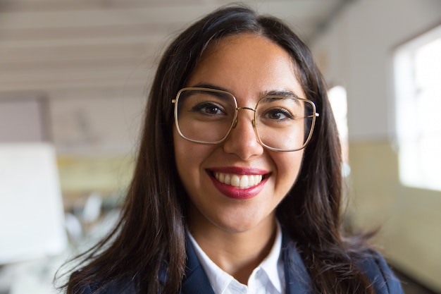 Hermosa joven empresaria sonriendo a la cámara