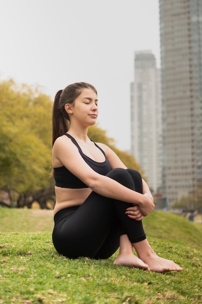 Hermosa joven entrenamiento al aire libre