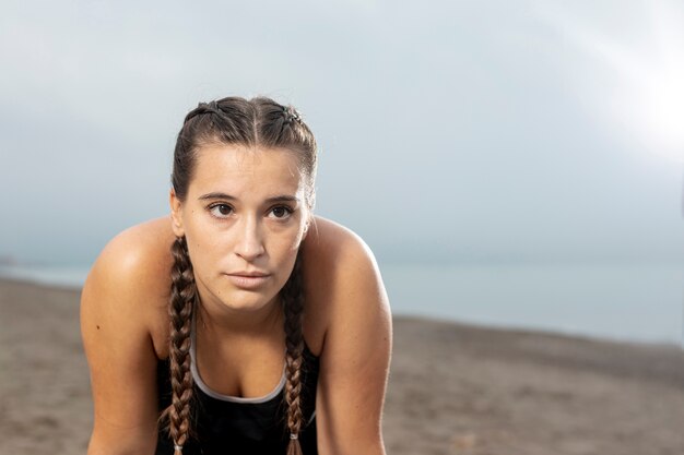 Hermosa joven entrenamiento al aire libre