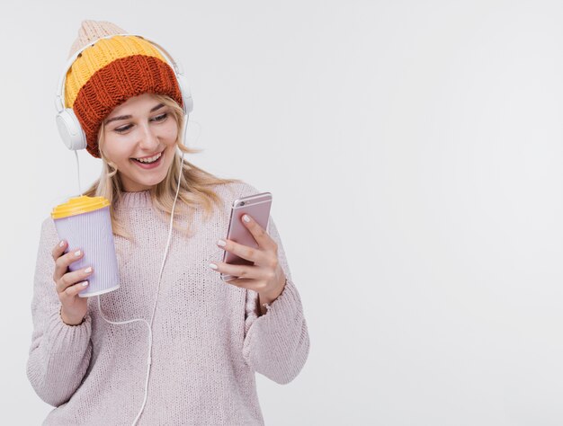 Hermosa joven escuchando música