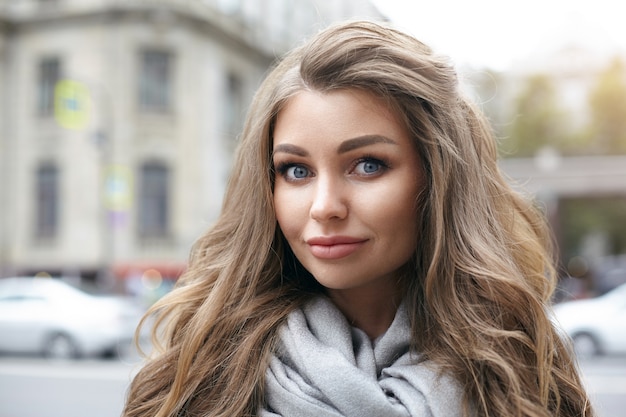 Una hermosa joven está posando al aire libre