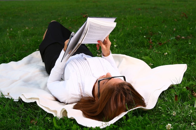 Hermosa joven estudiando en el parque