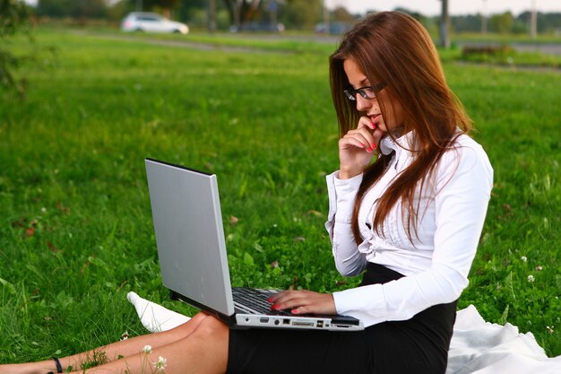 Hermosa joven estudiando en el parque